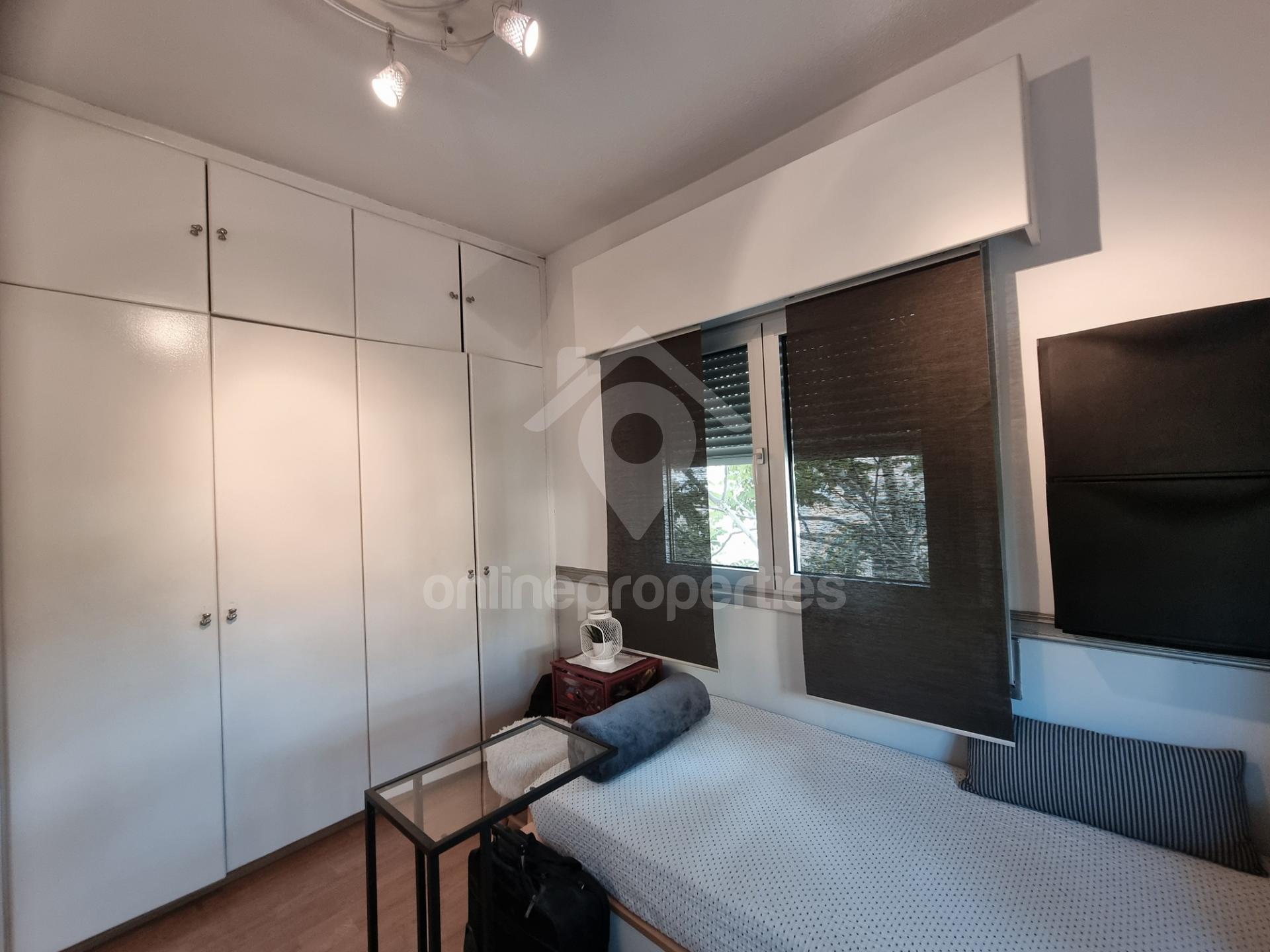 To change image, hover mouse over thumbnails below