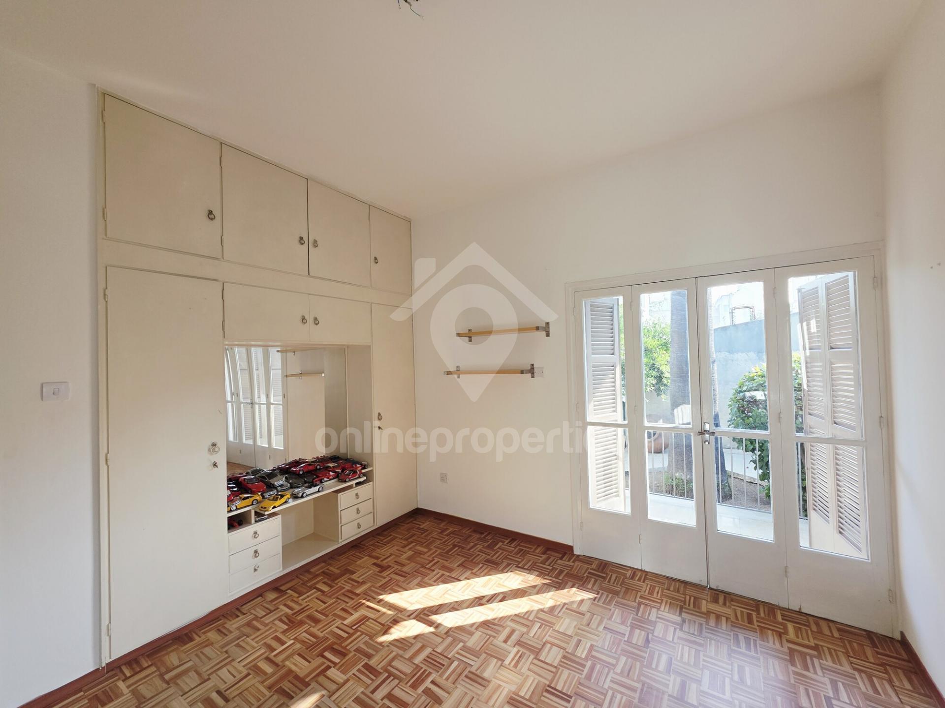 To change image, hover mouse over thumbnails below