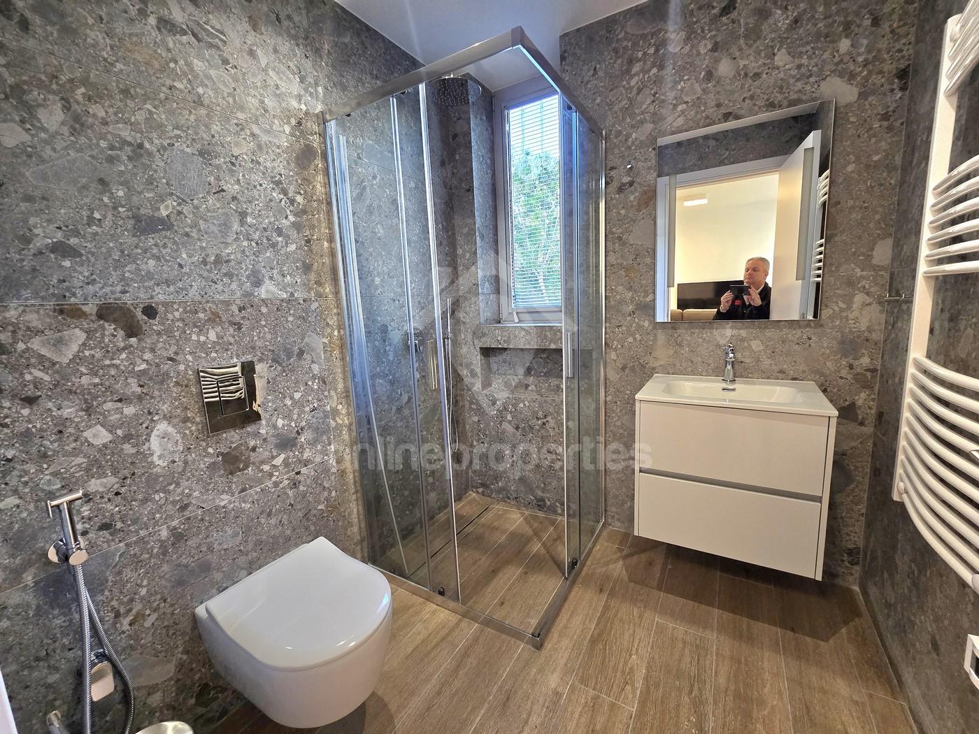 To change image, hover mouse over thumbnails below