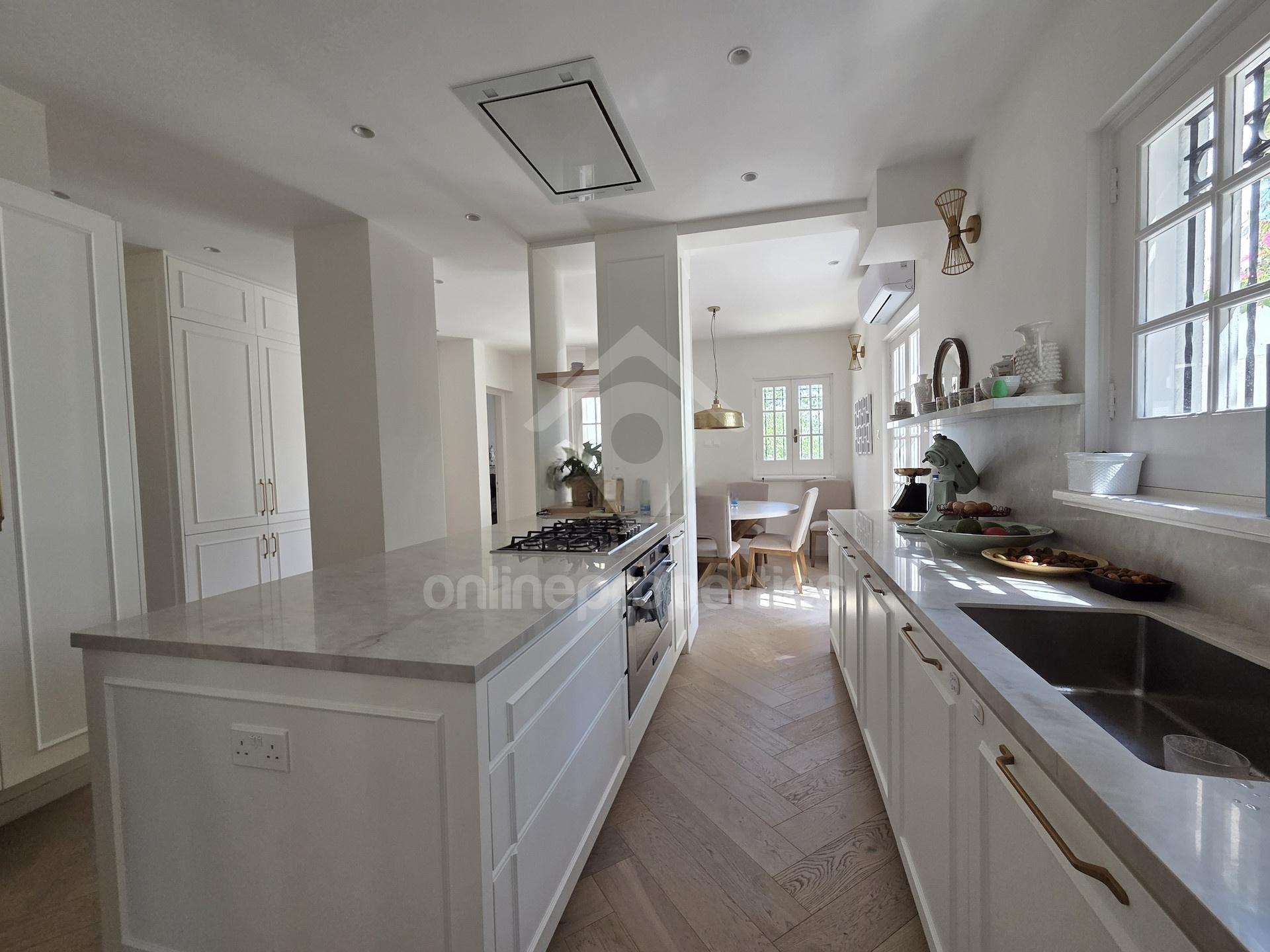 To change image, hover mouse over thumbnails below