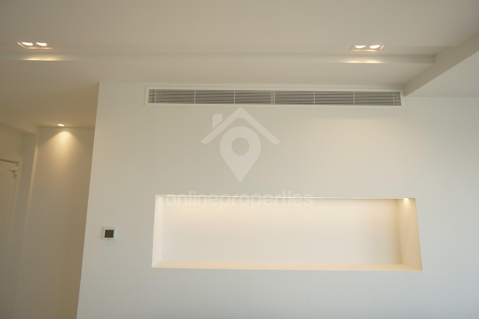 To change image, hover mouse over thumbnails below