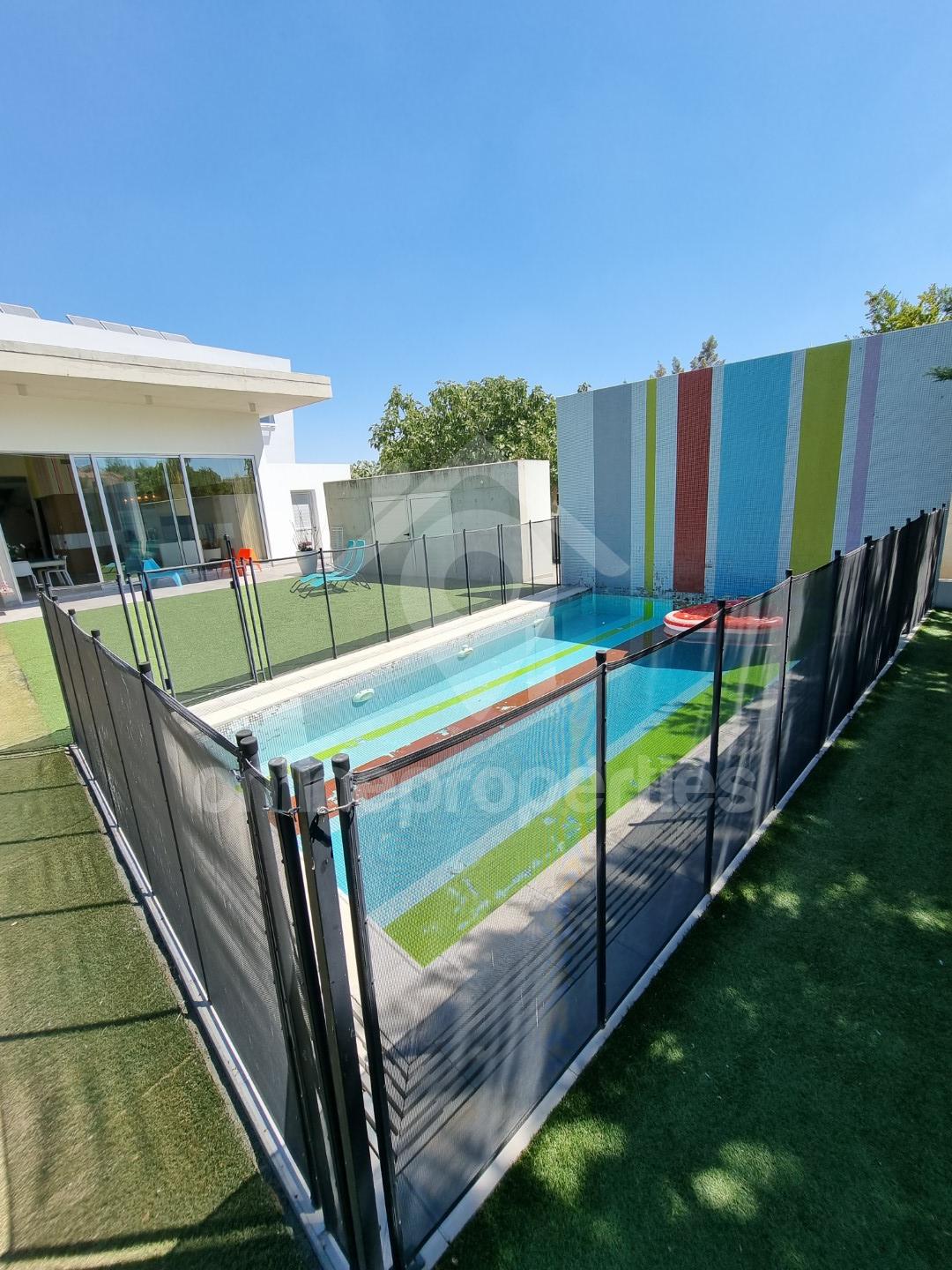 To change image, hover mouse over thumbnails below