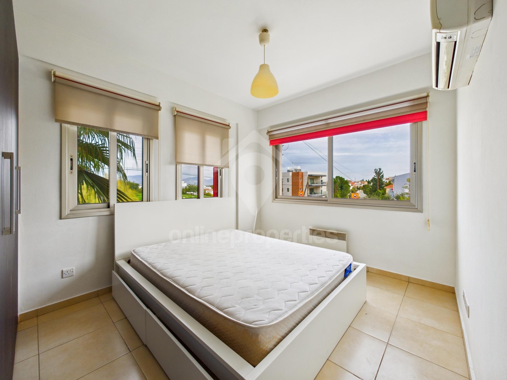 To change image, hover mouse over thumbnails below