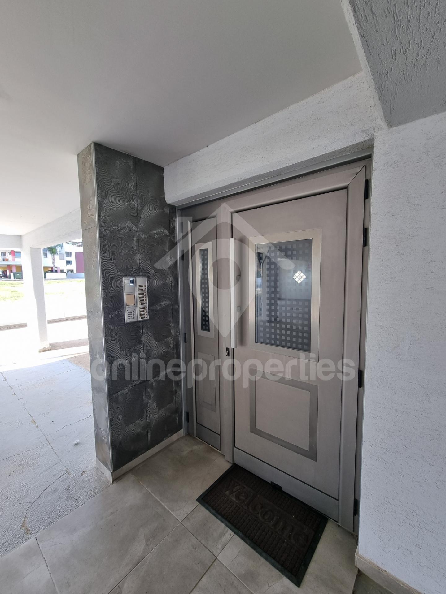 To change image, hover mouse over thumbnails below