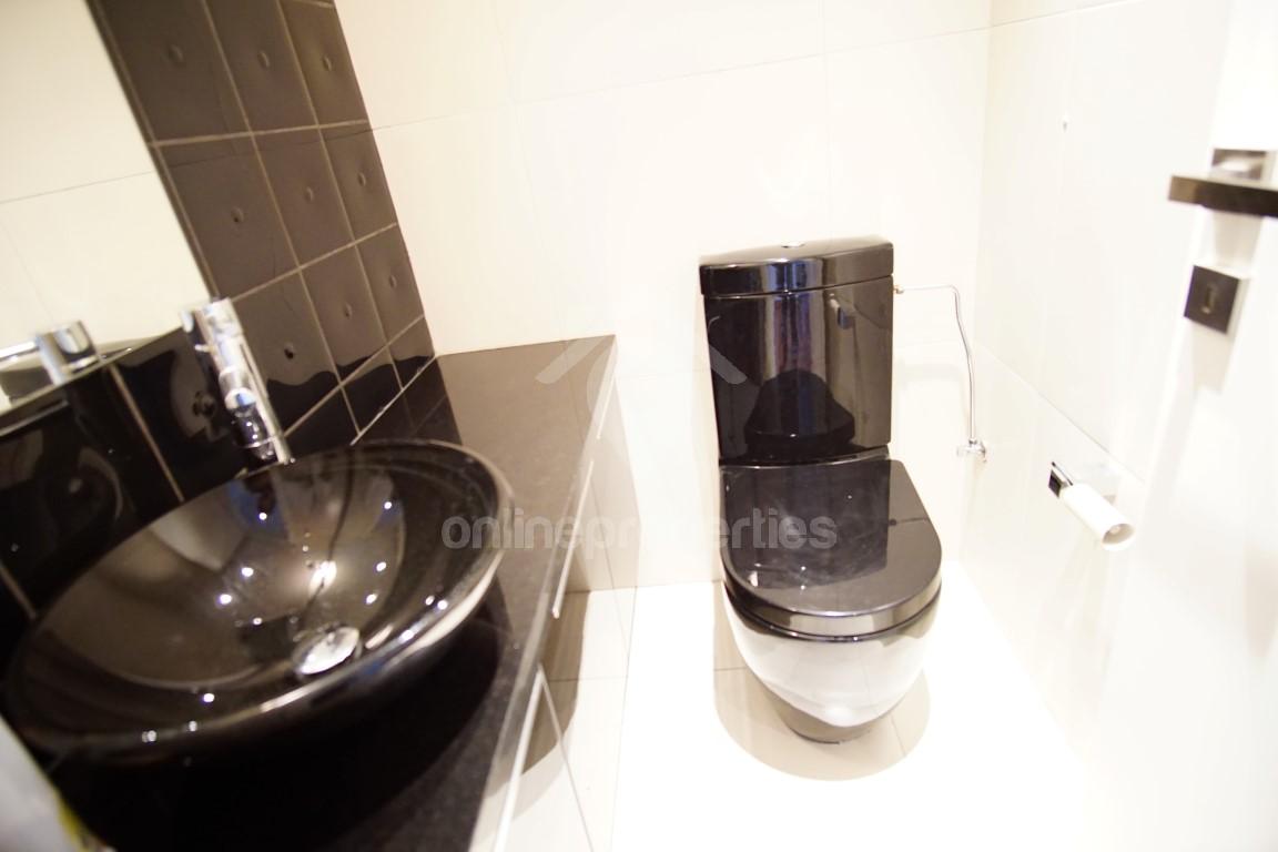 To change image, hover mouse over thumbnails below