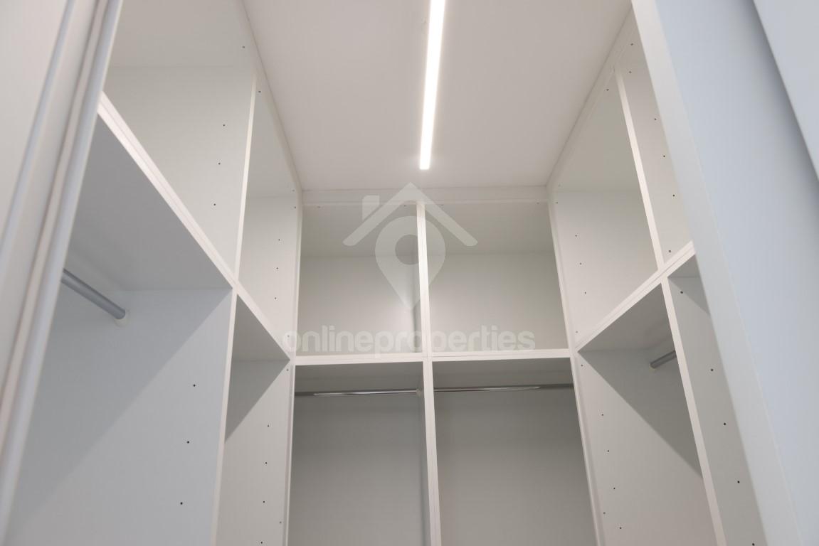 To change image, hover mouse over thumbnails below