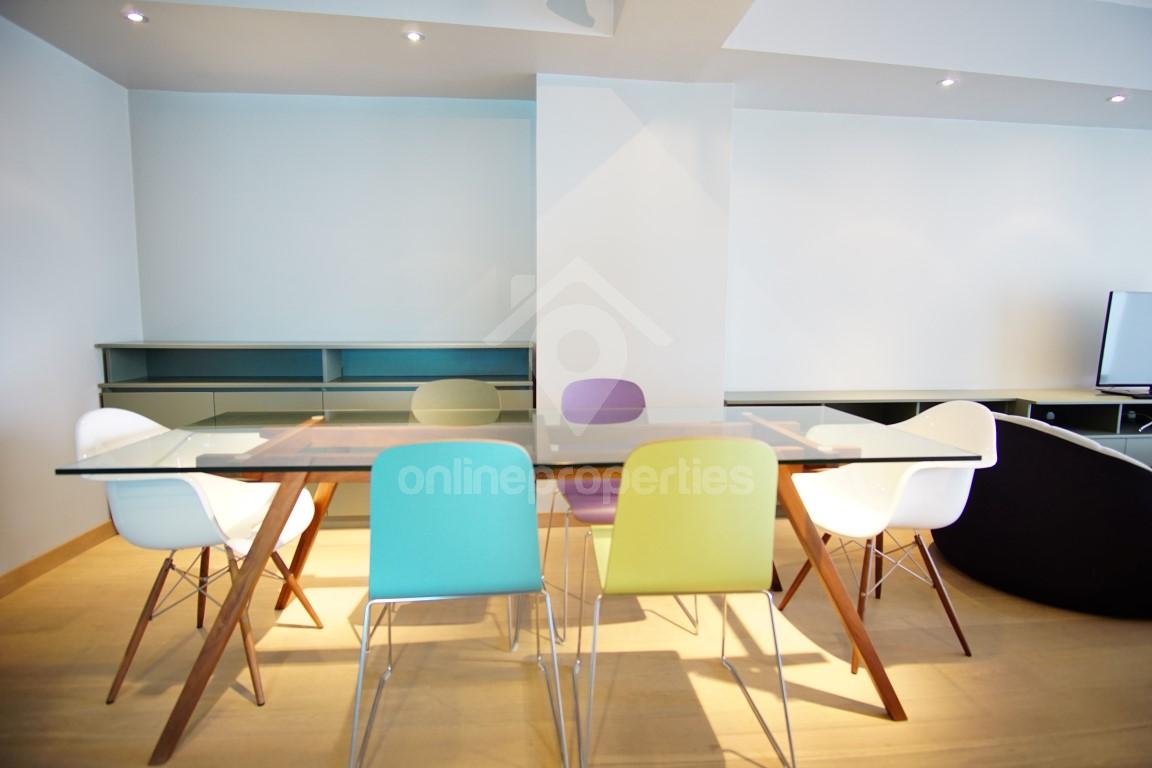 To change image, hover mouse over thumbnails below