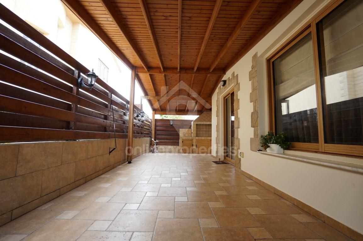 To change image, hover mouse over thumbnails below