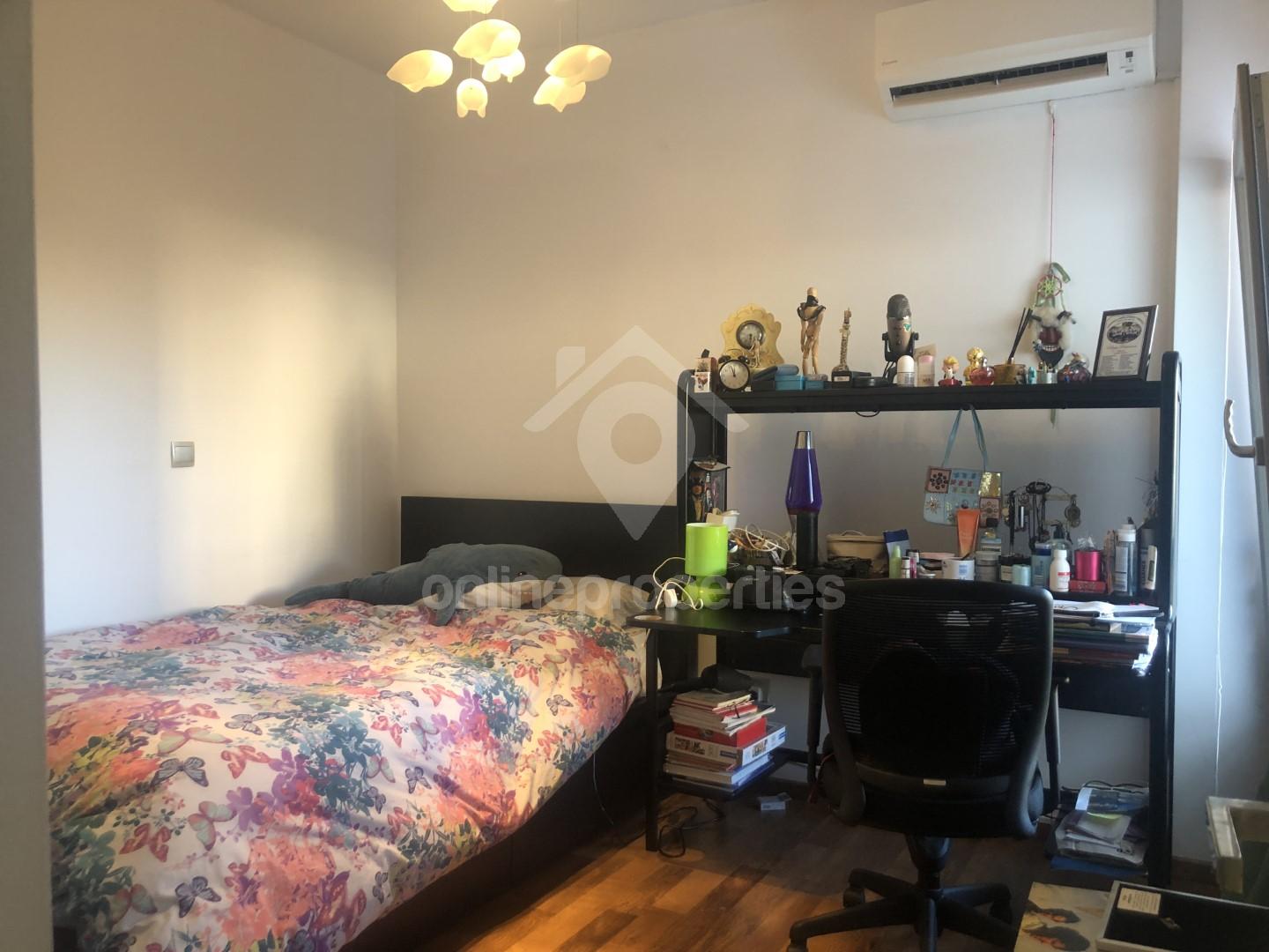 To change image, hover mouse over thumbnails below