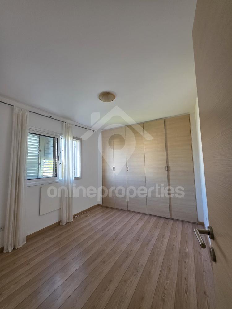 To change image, hover mouse over thumbnails below