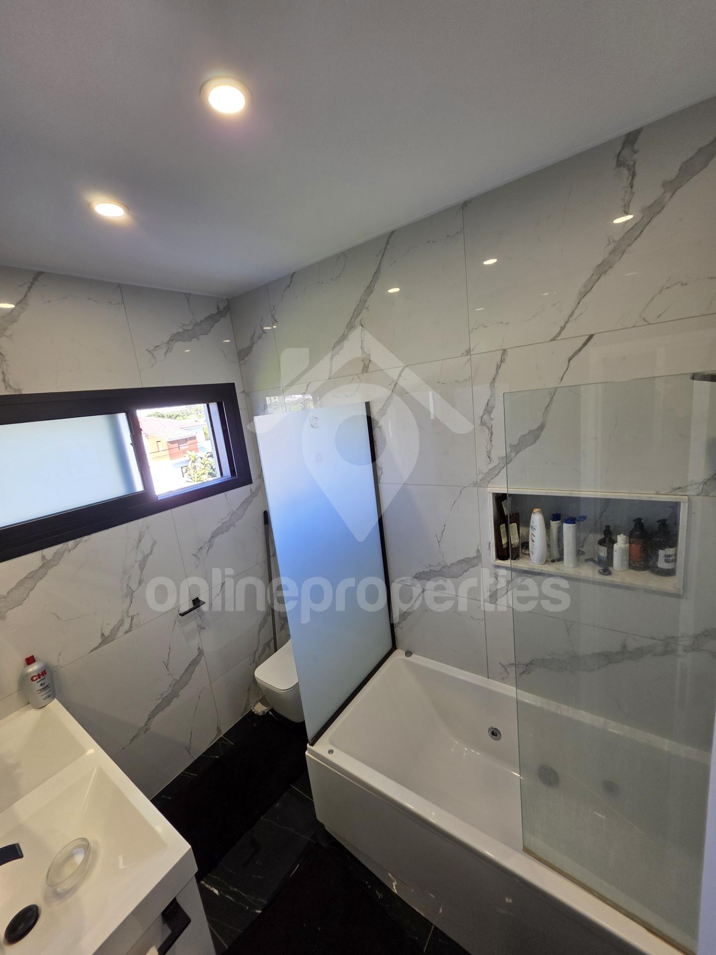 To change image, hover mouse over thumbnails below