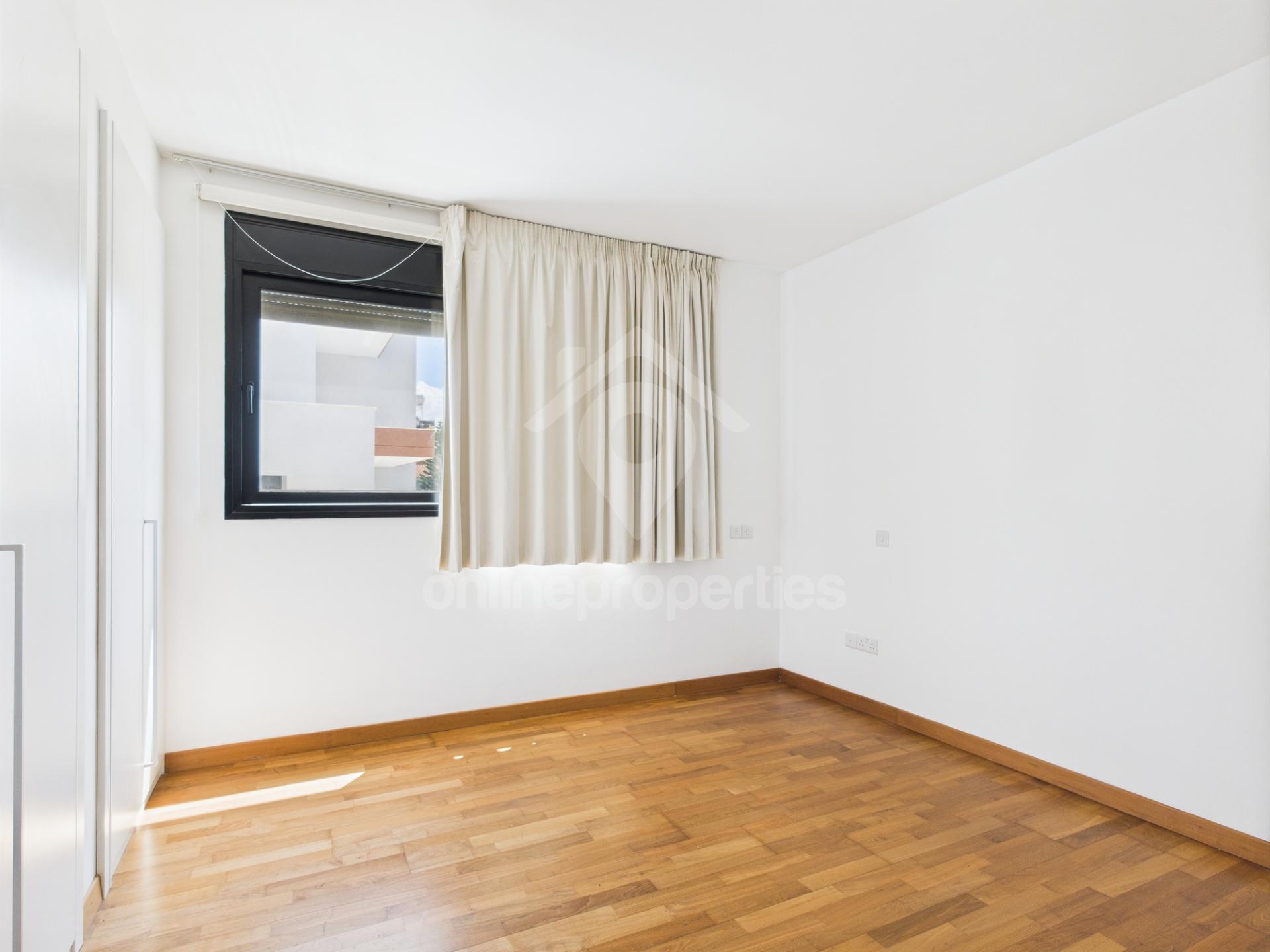 To change image, hover mouse over thumbnails below