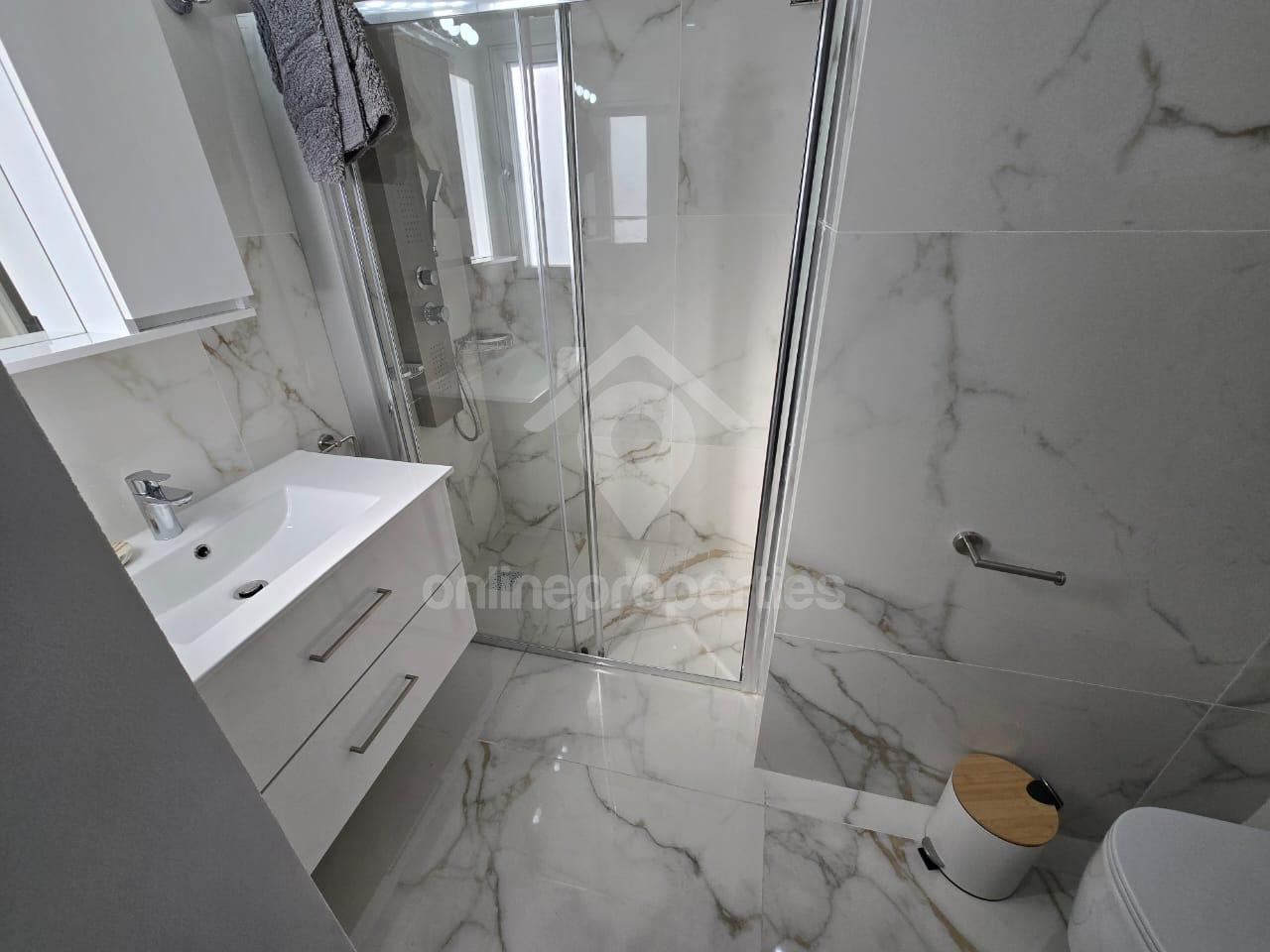 To change image, hover mouse over thumbnails below