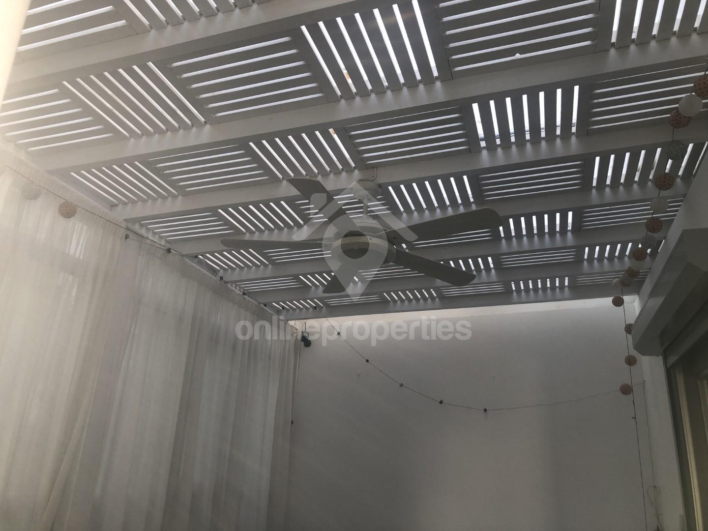 To change image, hover mouse over thumbnails below