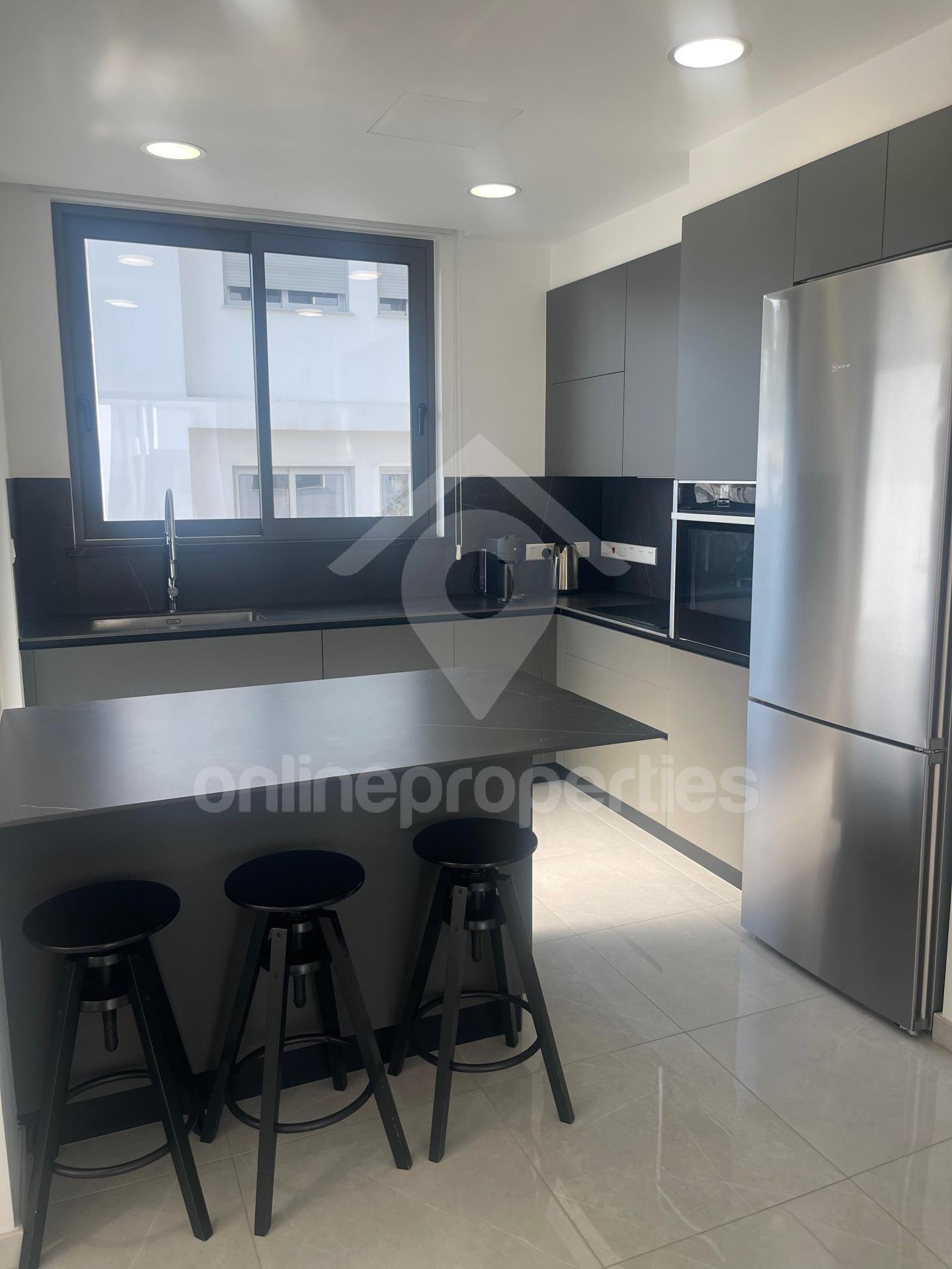 To change image, hover mouse over thumbnails below