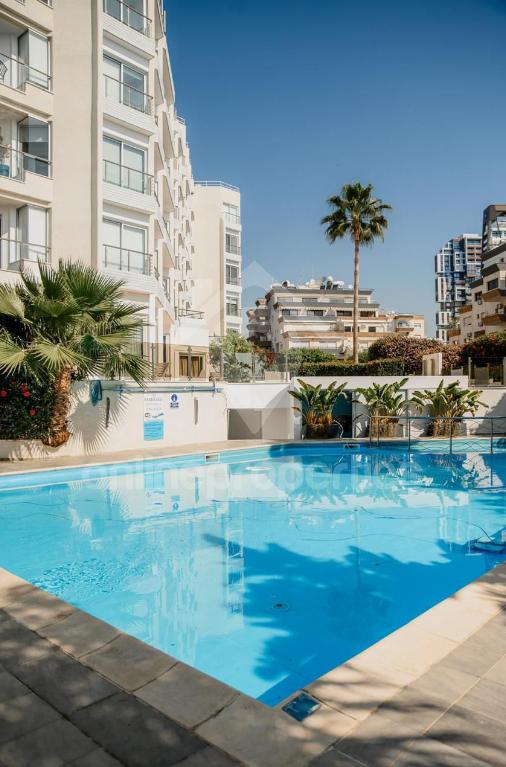 To change image, hover mouse over thumbnails below