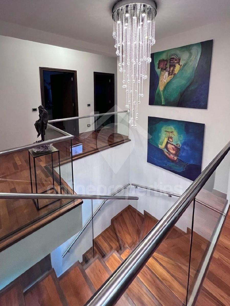 To change image, hover mouse over thumbnails below