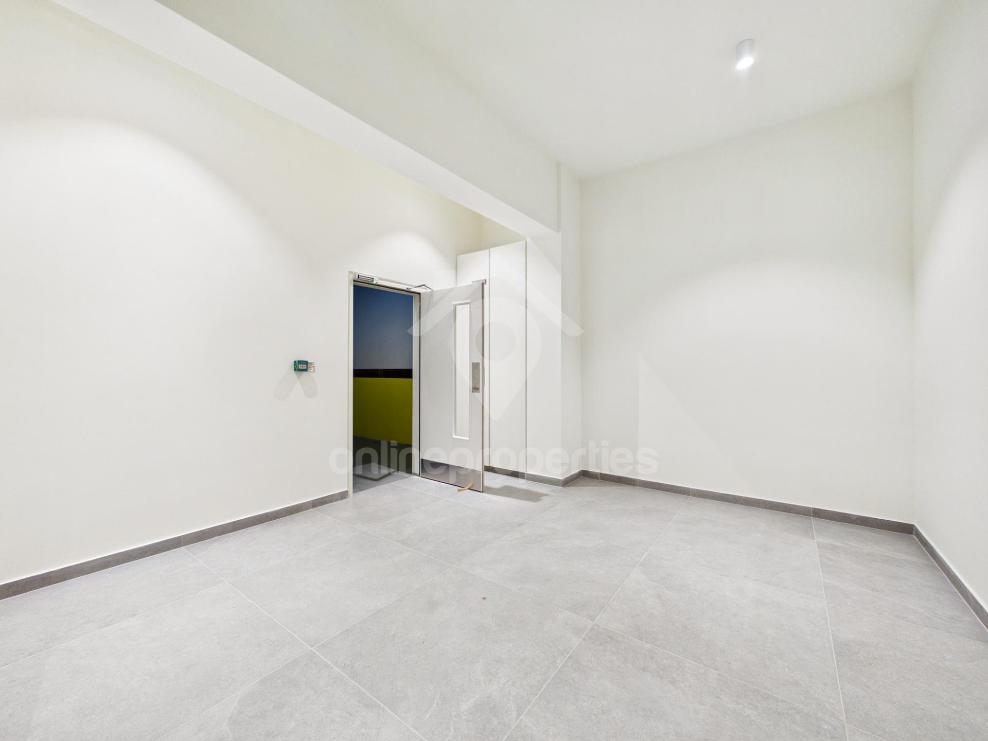 To change image, hover mouse over thumbnails below