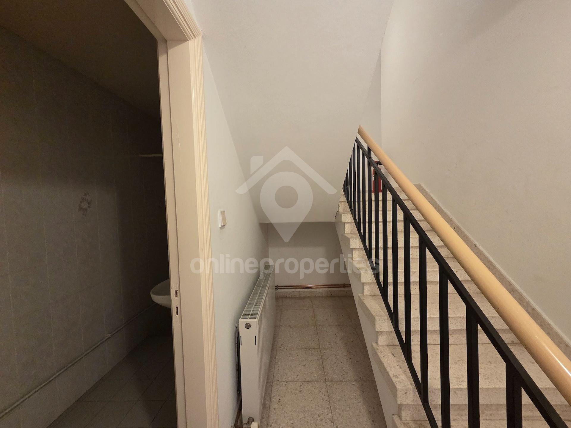 To change image, hover mouse over thumbnails below