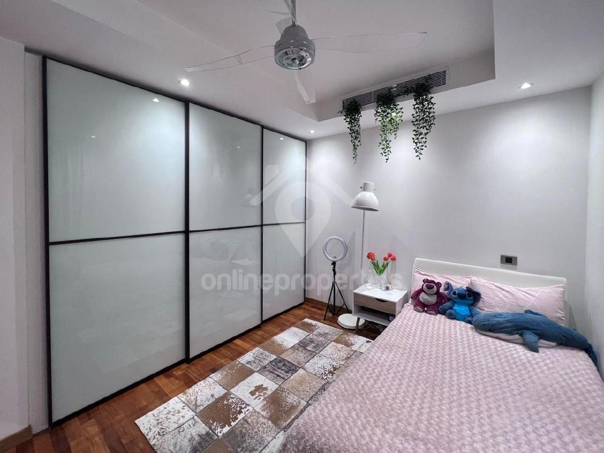 To change image, hover mouse over thumbnails below