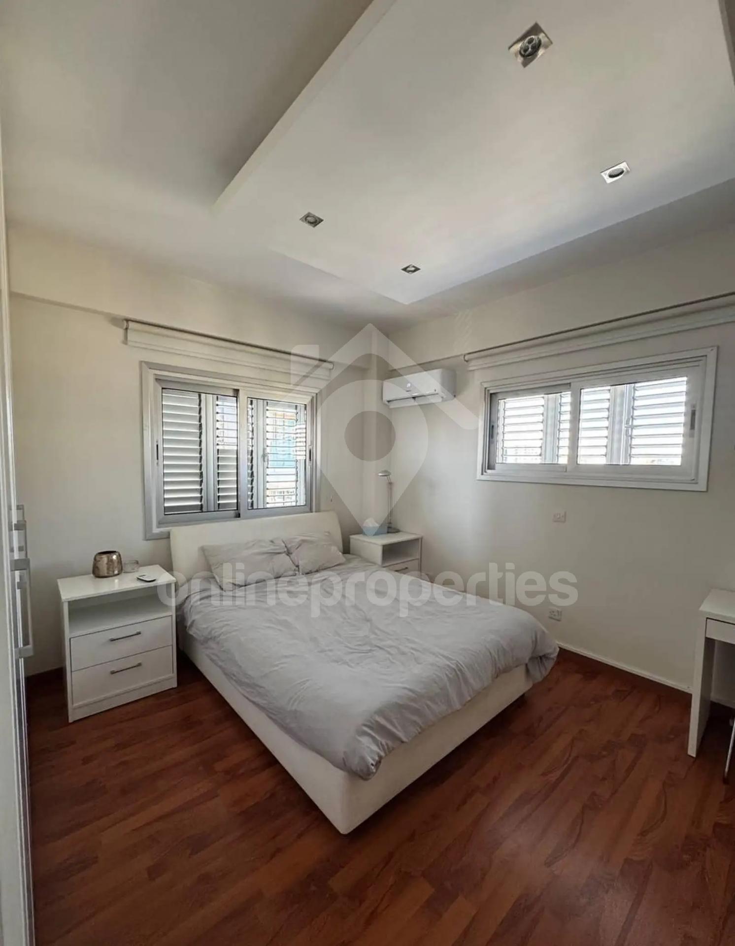 To change image, hover mouse over thumbnails below