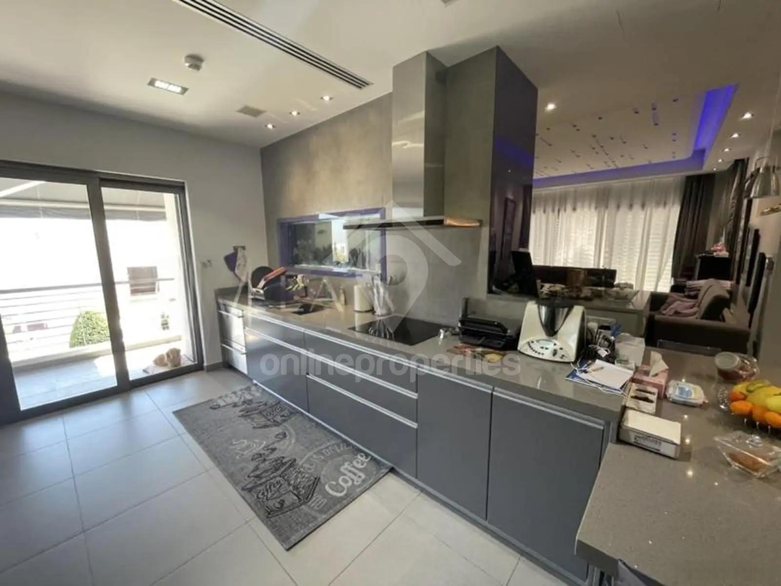 To change image, hover mouse over thumbnails below