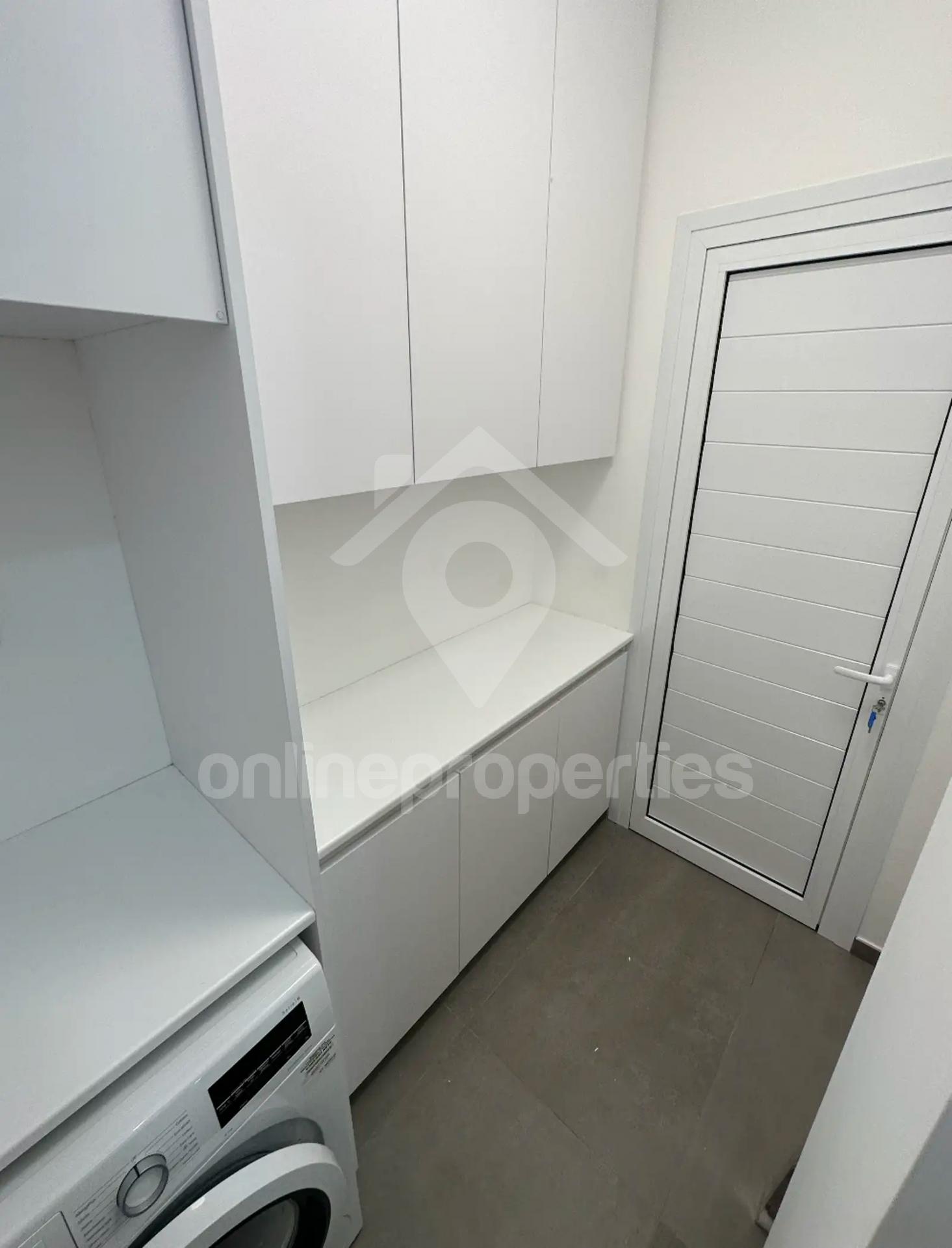 To change image, hover mouse over thumbnails below