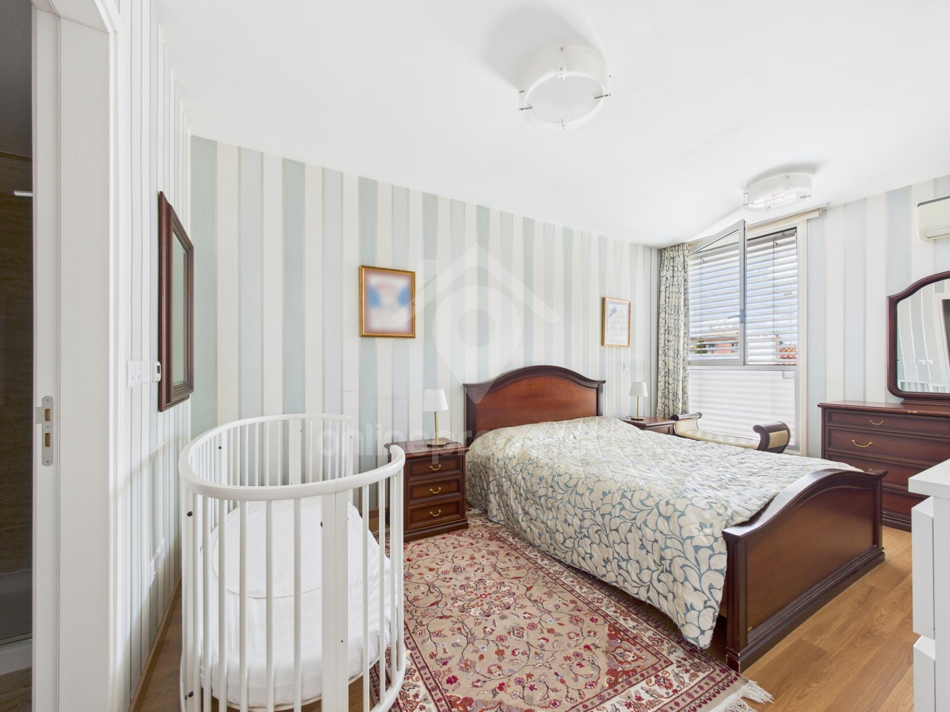 To change image, hover mouse over thumbnails below