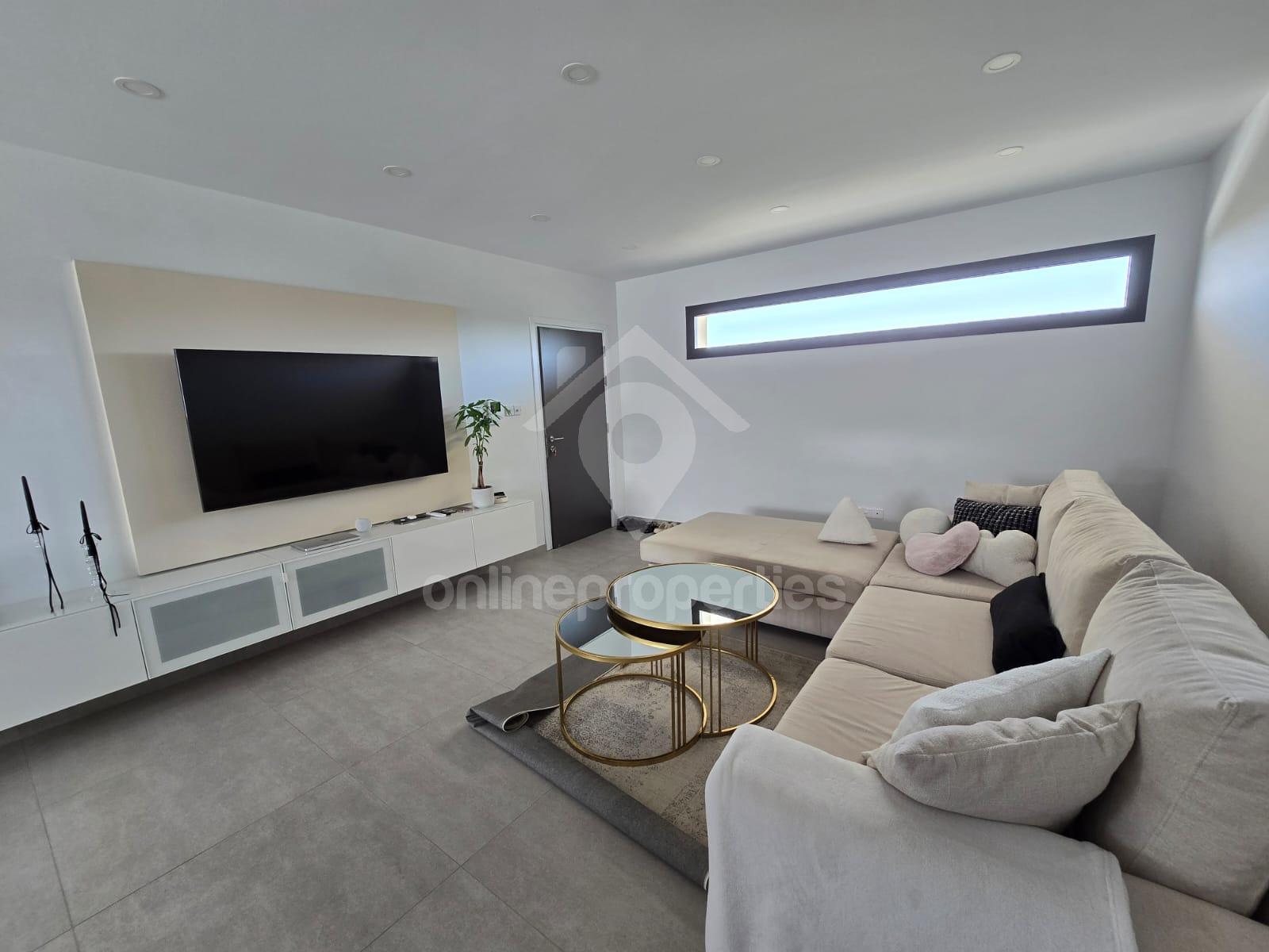 To change image, hover mouse over thumbnails below