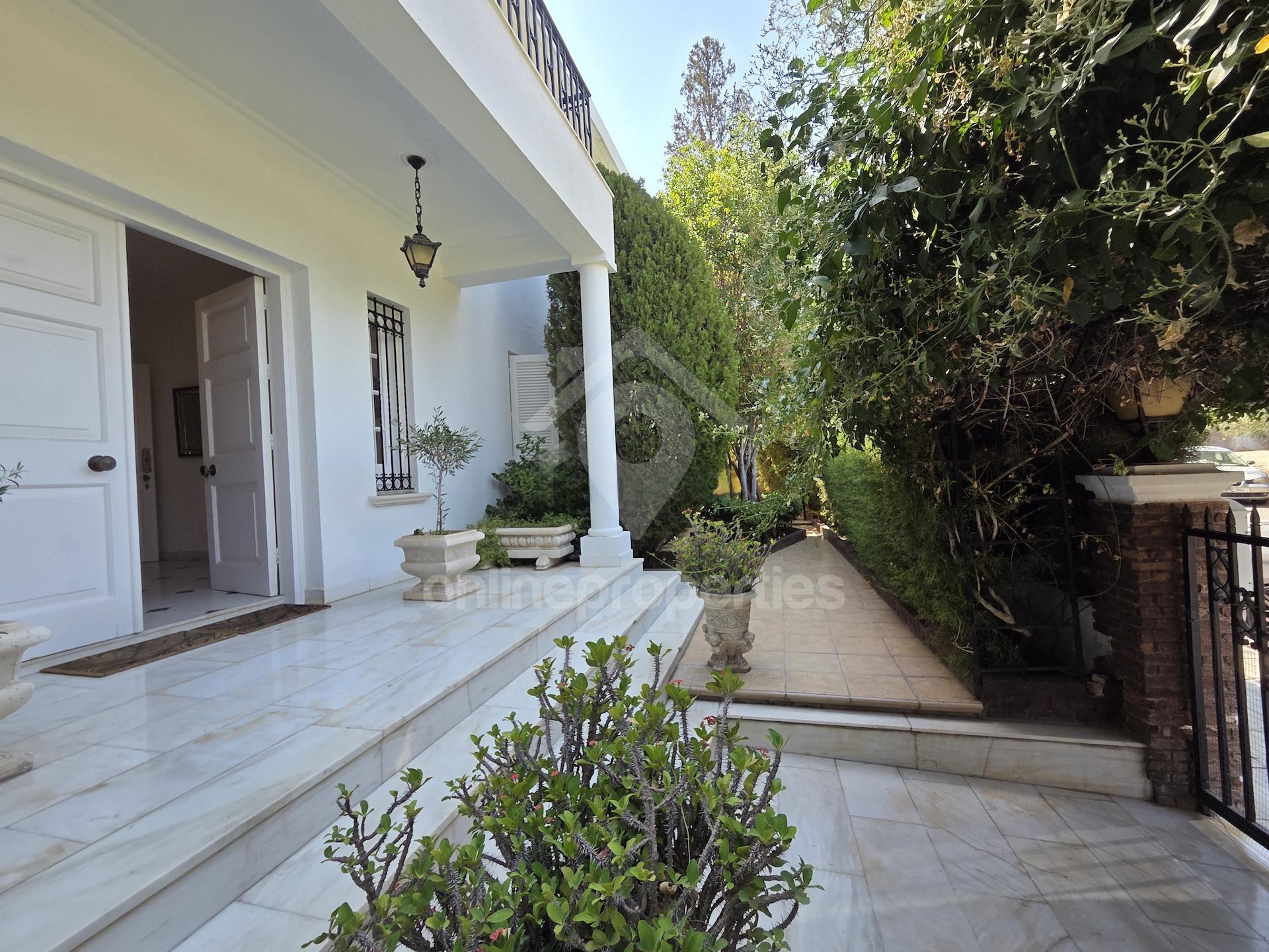 To change image, hover mouse over thumbnails below