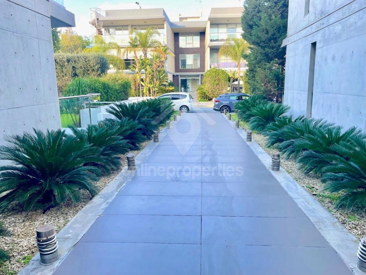 To change image, hover mouse over thumbnails below