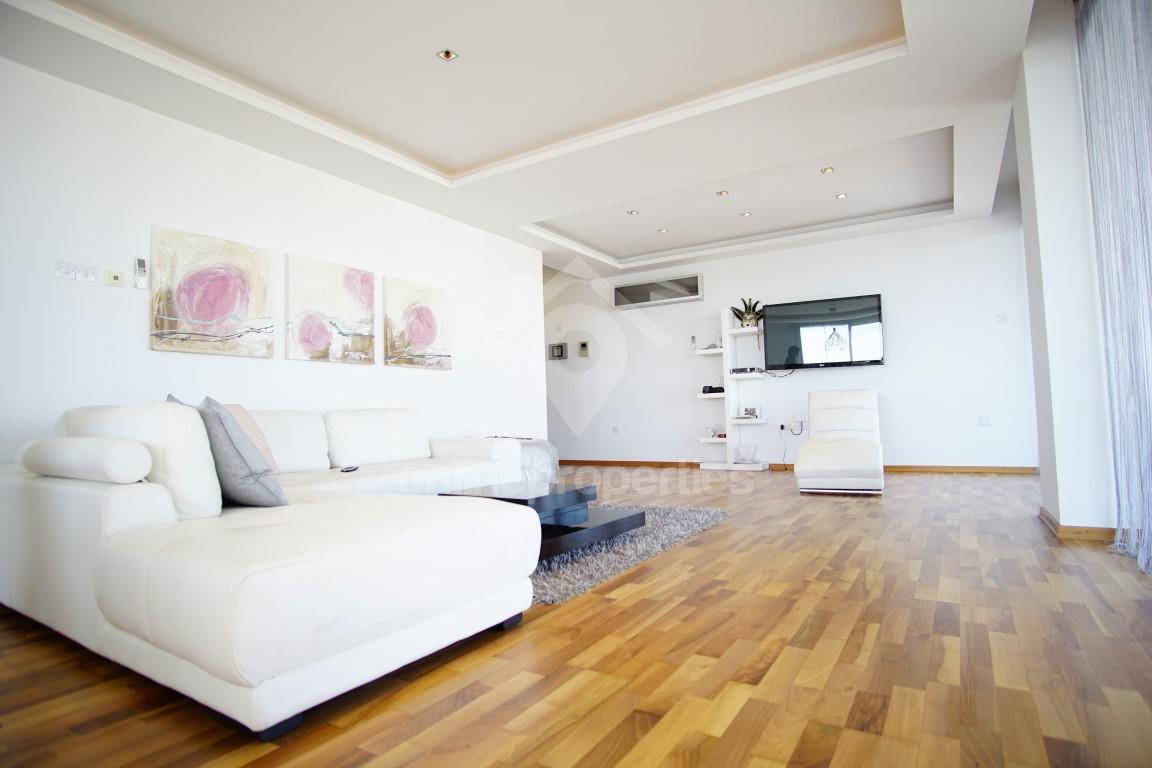 To change image, hover mouse over thumbnails below