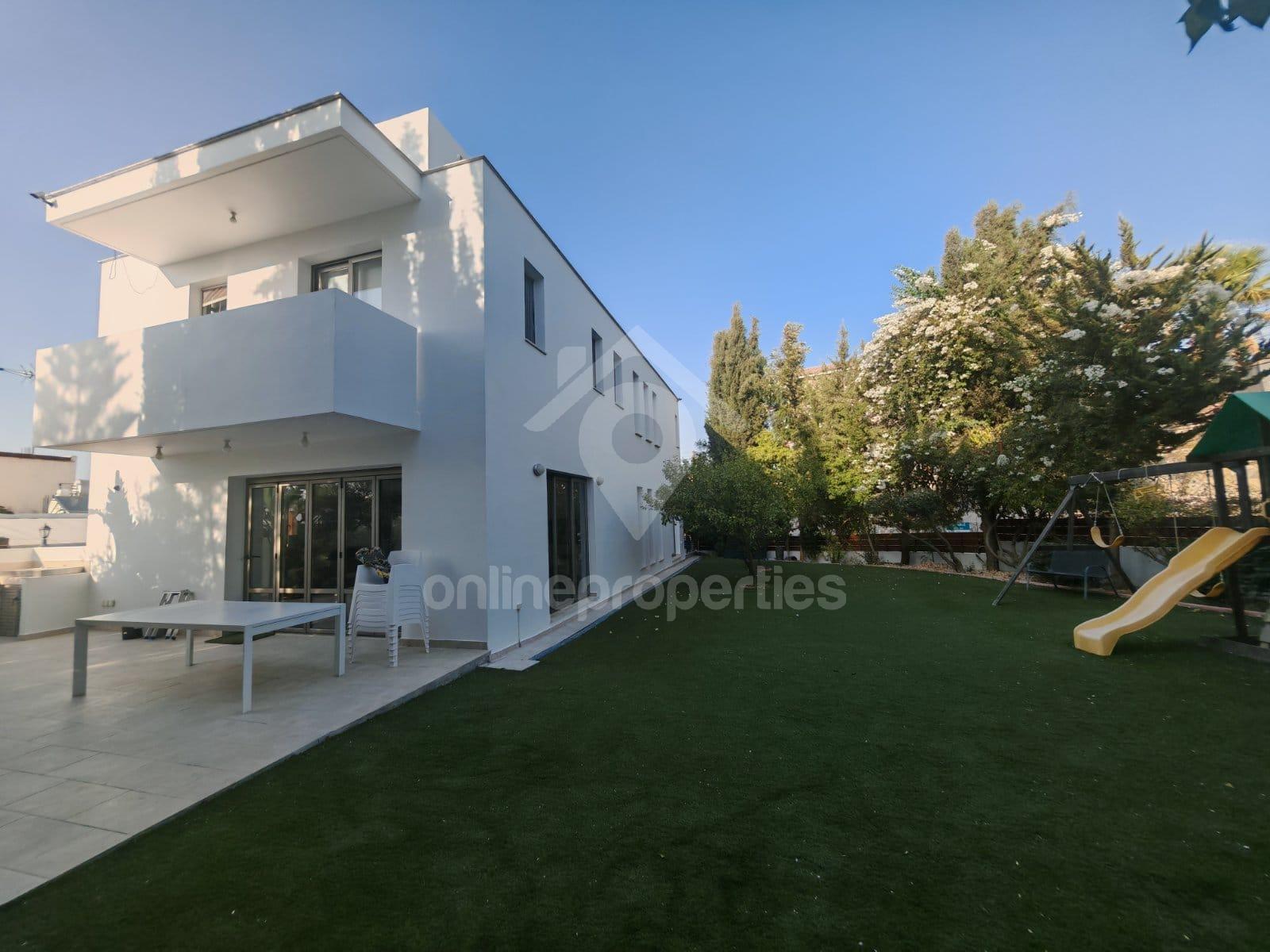 Spacious 4-Bedroom Villa with Mature Garden and Service Quarter-Swimming pool and photovoltais are on the way