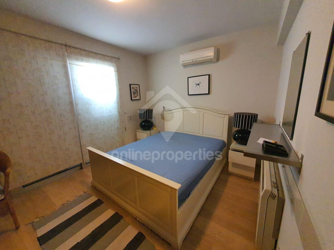 To change image, hover mouse over thumbnails below