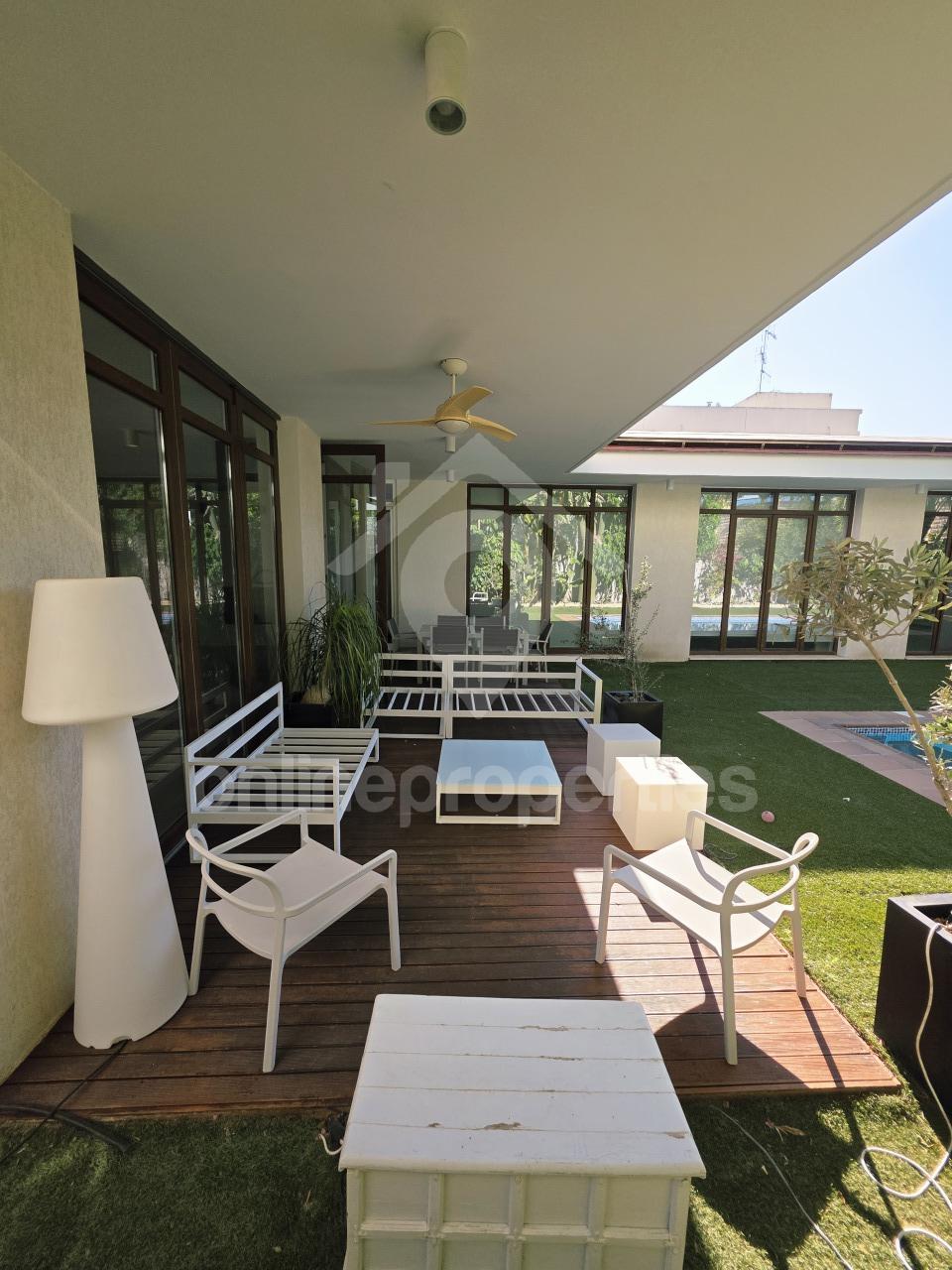 To change image, hover mouse over thumbnails below