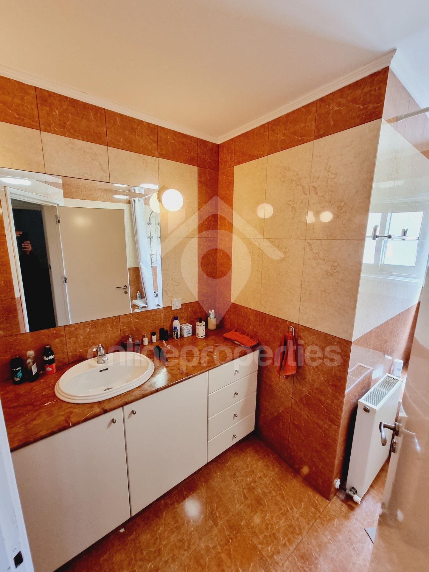 To change image, hover mouse over thumbnails below