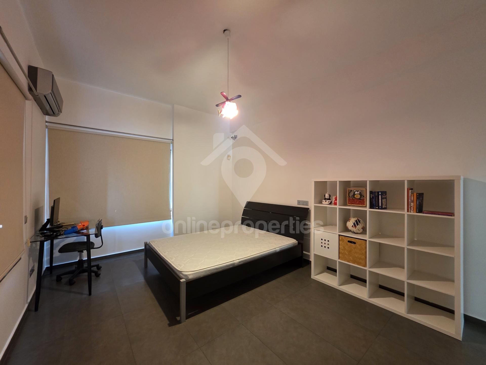 To change image, hover mouse over thumbnails below