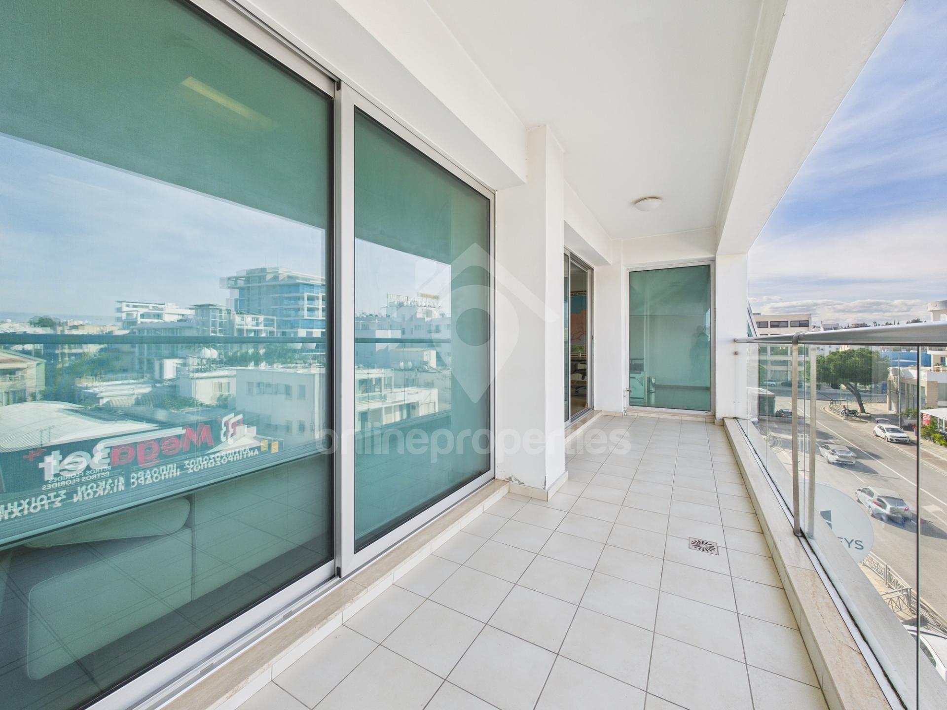 To change image, hover mouse over thumbnails below