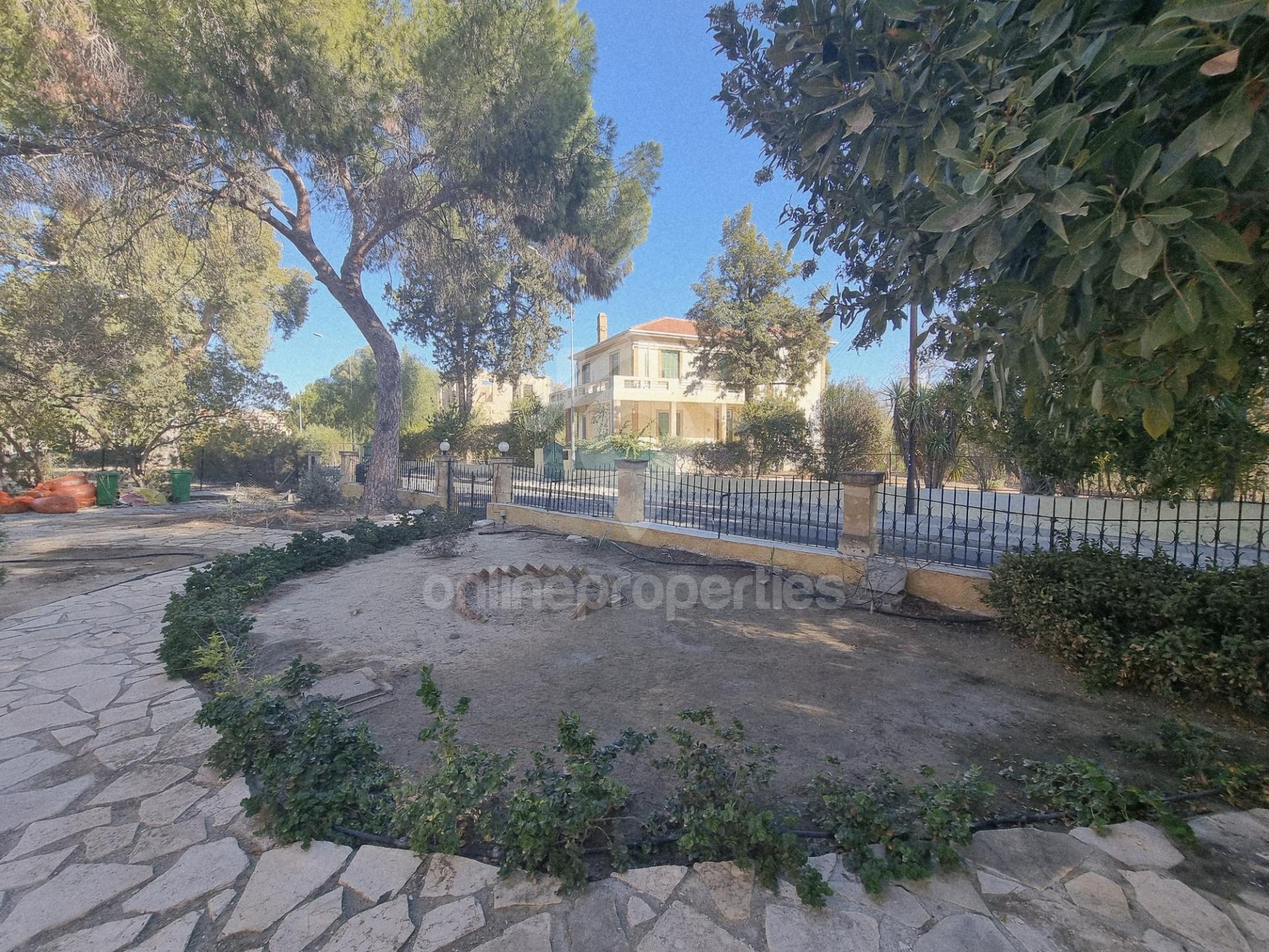 To change image, hover mouse over thumbnails below