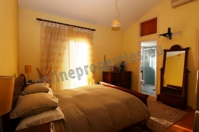 To change image, hover mouse over thumbnails below