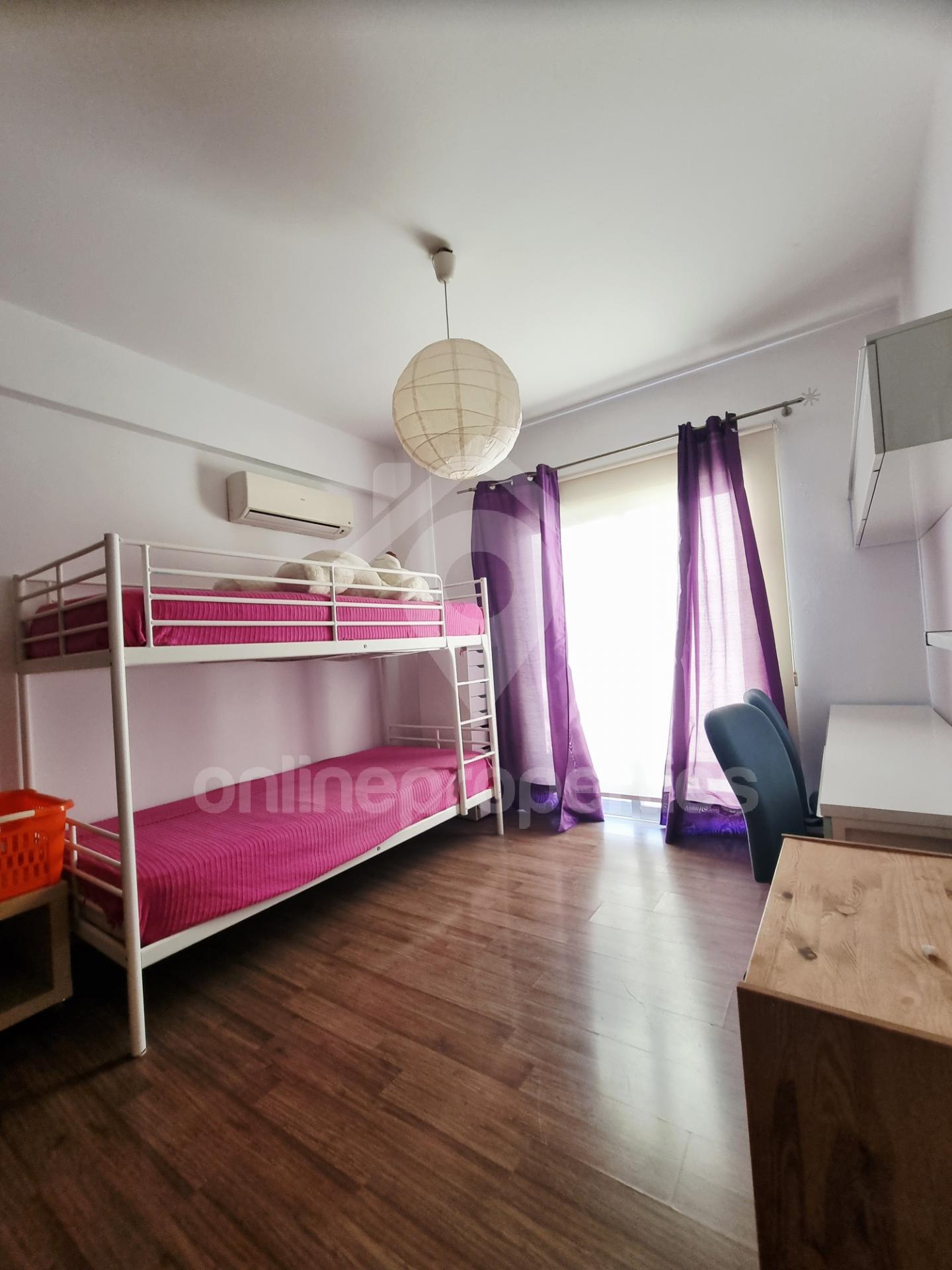 To change image, hover mouse over thumbnails below