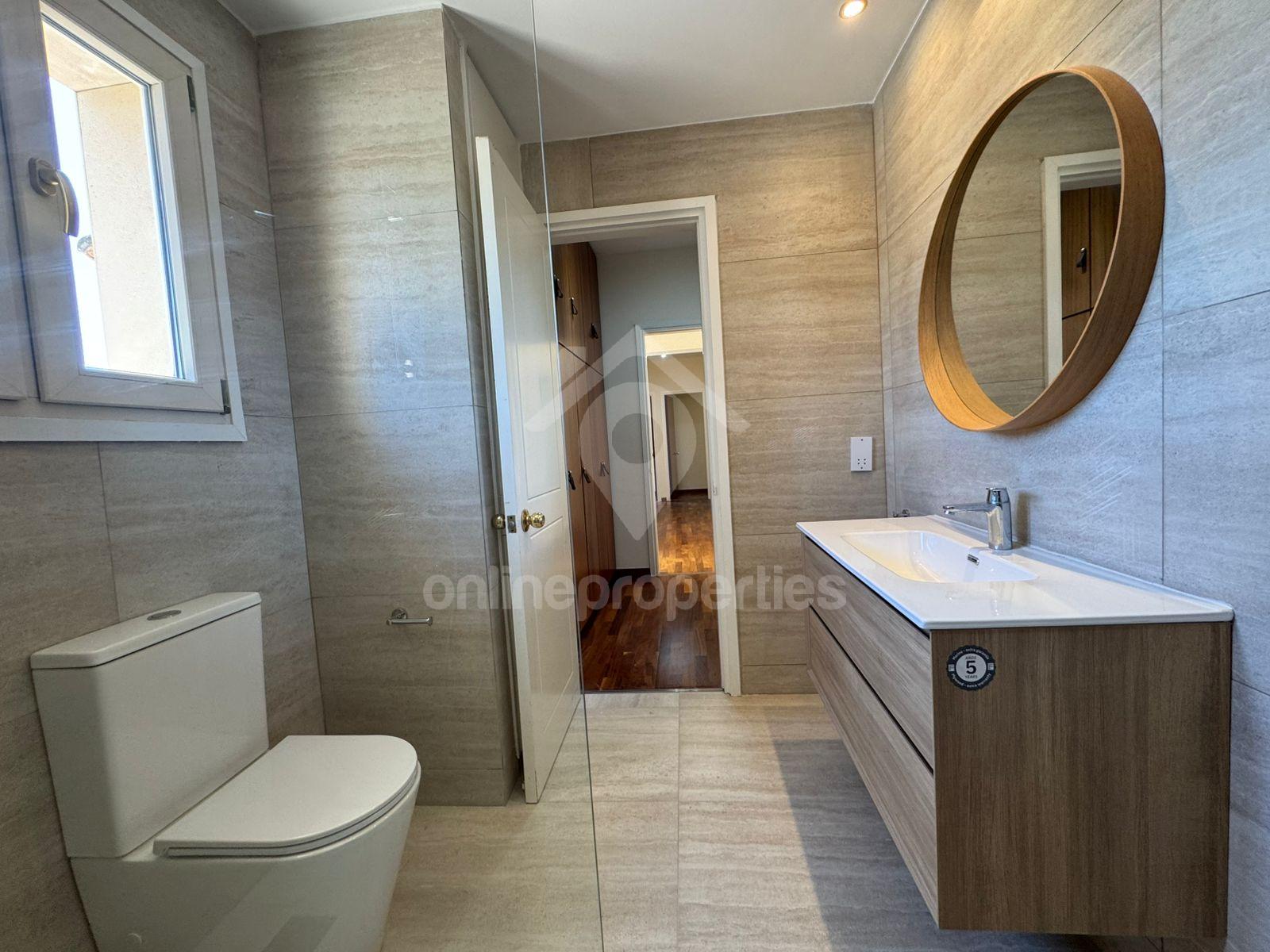 To change image, hover mouse over thumbnails below