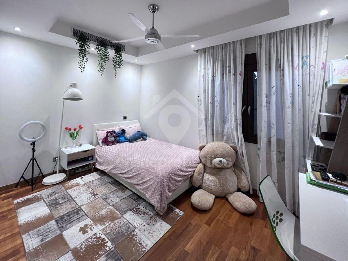 To change image, hover mouse over thumbnails below