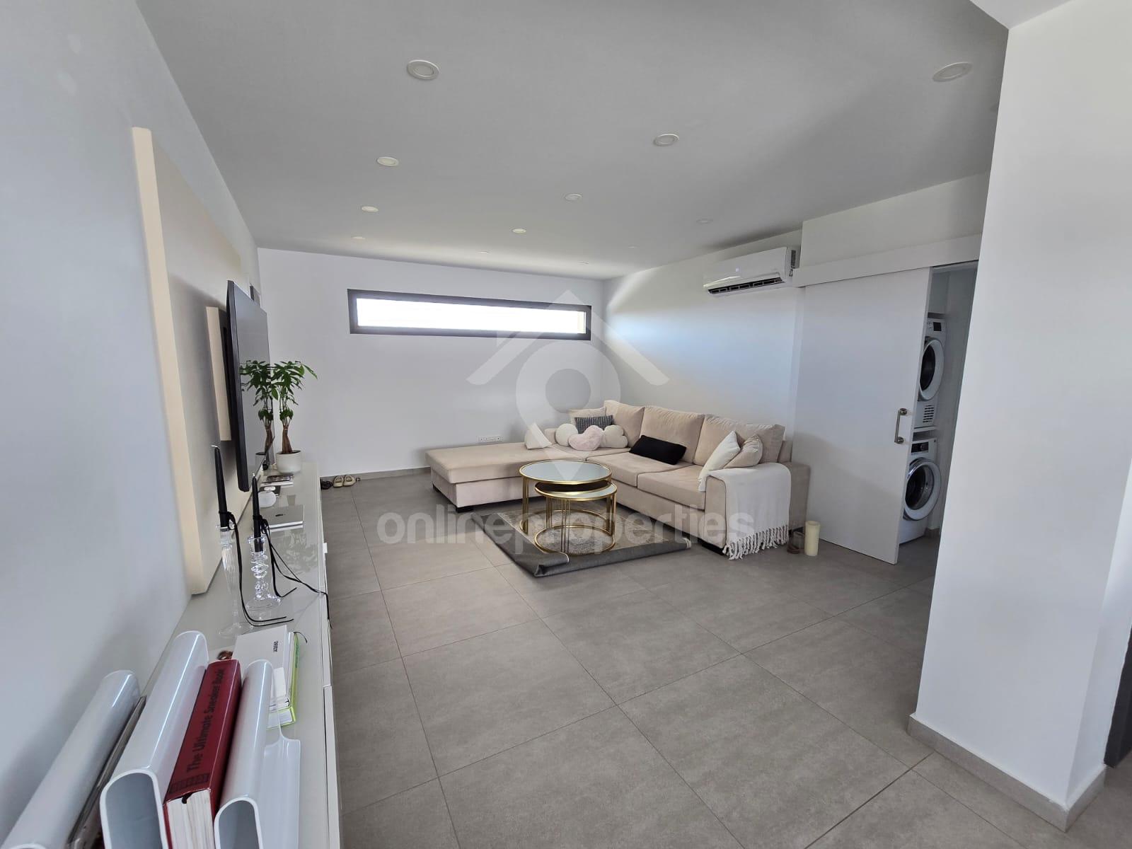 To change image, hover mouse over thumbnails below