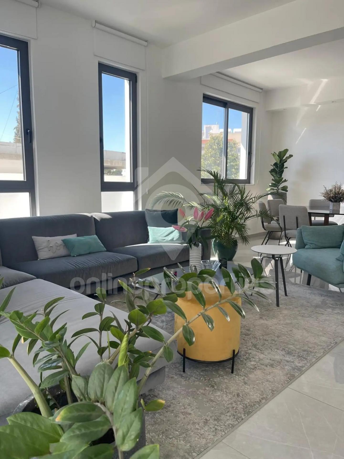 To change image, hover mouse over thumbnails below