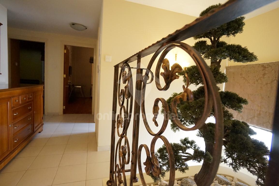 To change image, hover mouse over thumbnails below