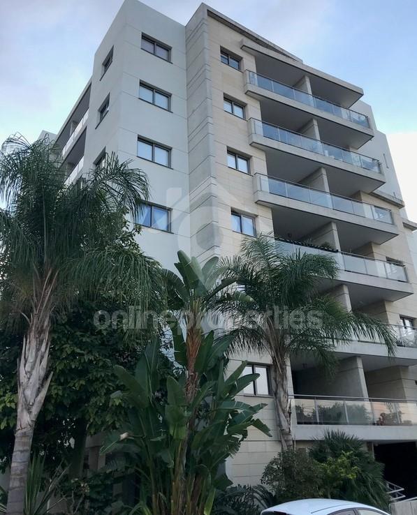 To change image, hover mouse over thumbnails below