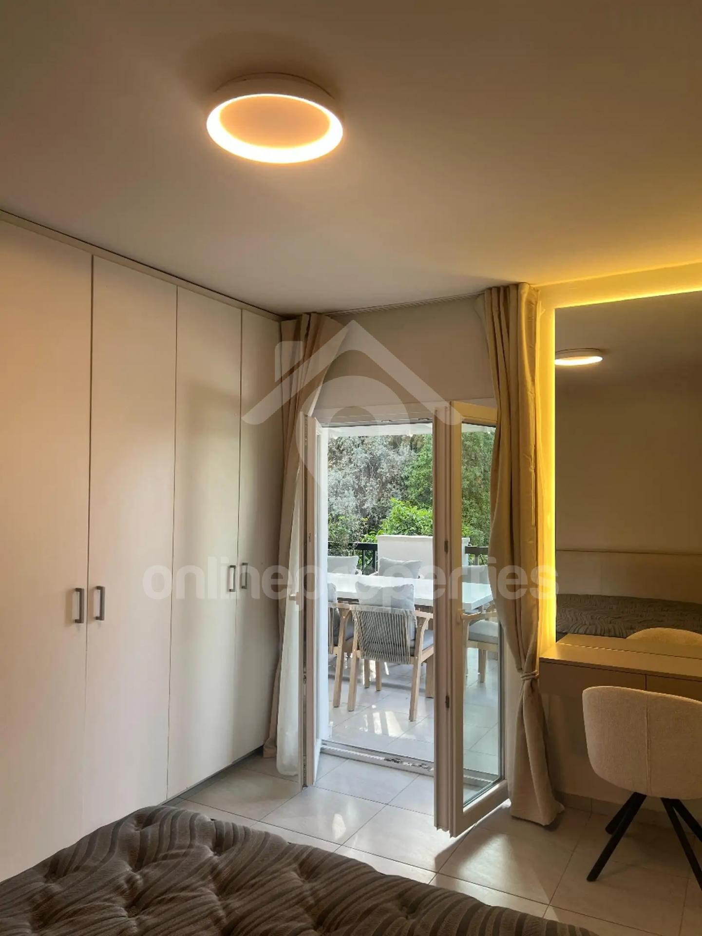 To change image, hover mouse over thumbnails below