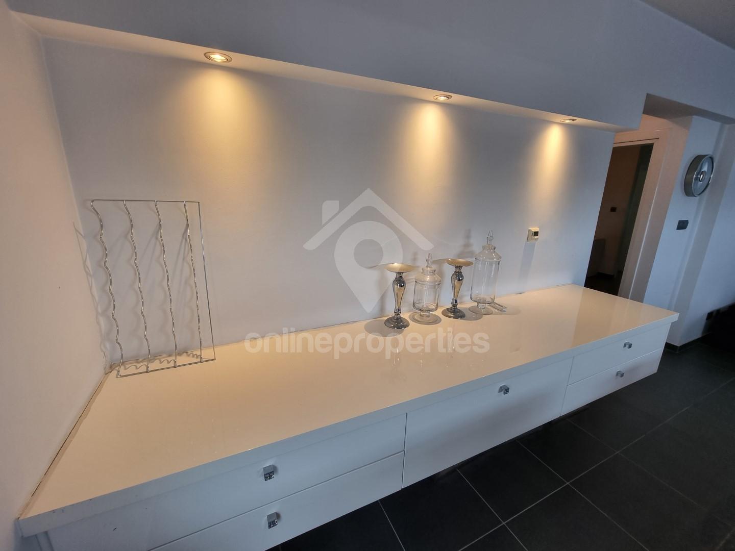 To change image, hover mouse over thumbnails below