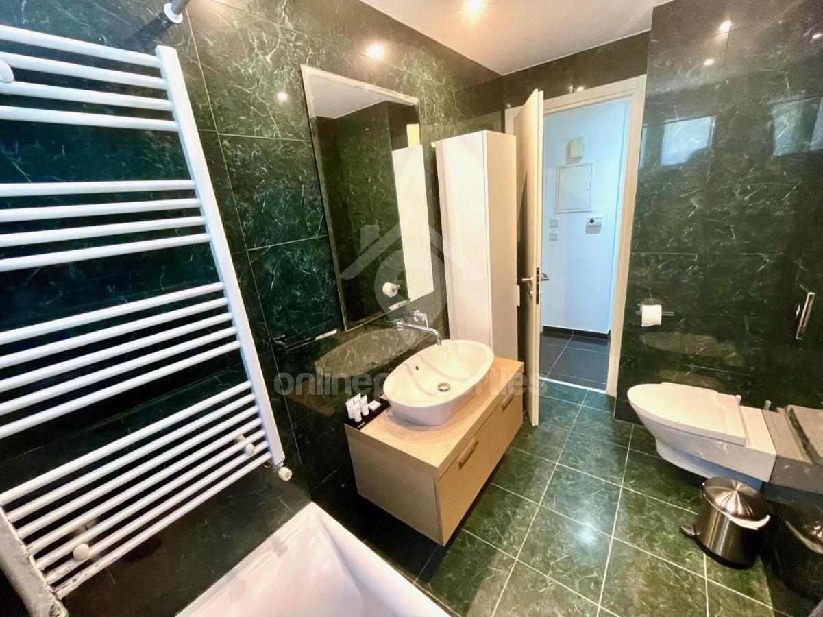 To change image, hover mouse over thumbnails below